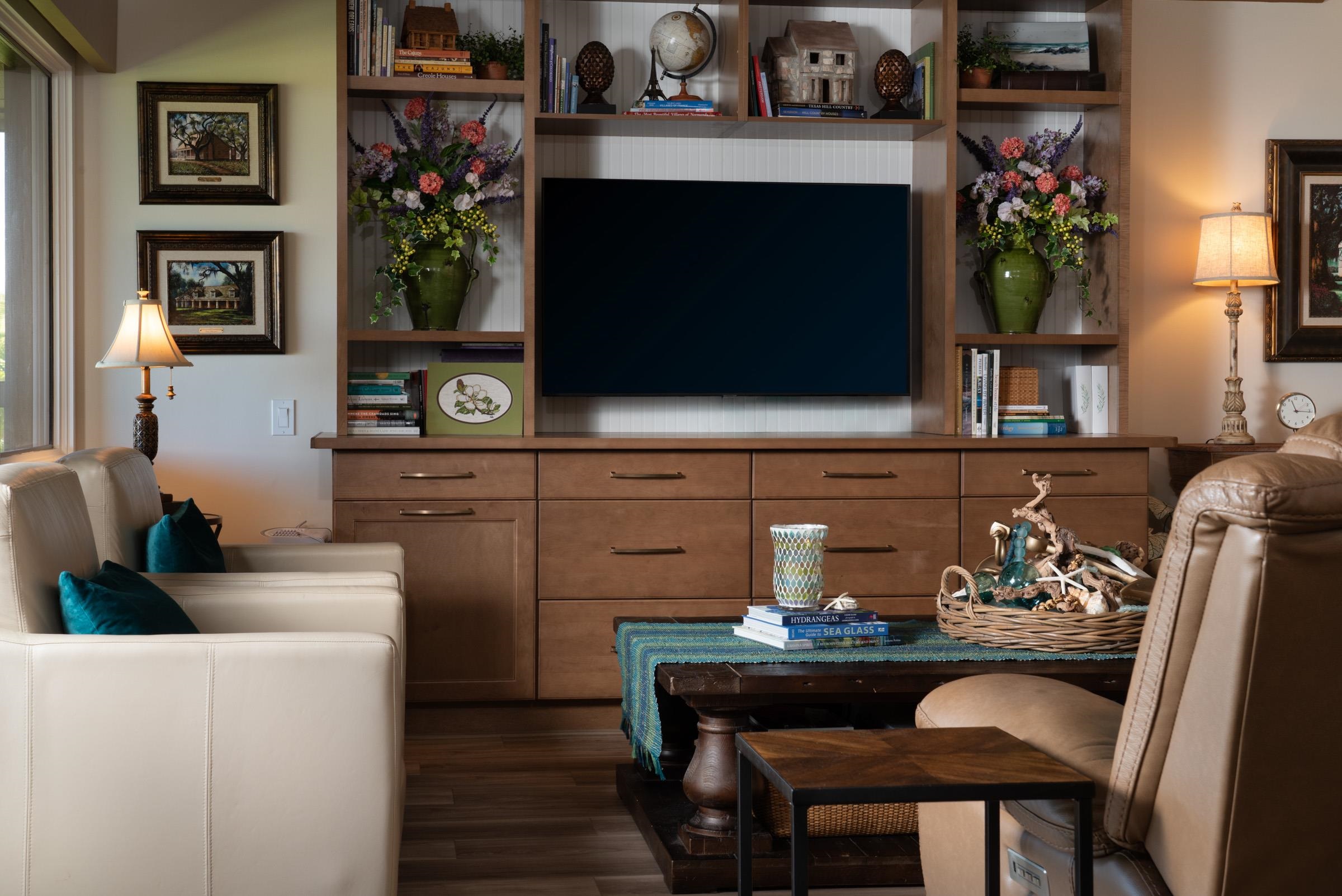 50 Puu Anoano Street, Unit 2804 Lahaina, HI 96761 - Photo 17 of 49 a dining room with furniture and potted plants