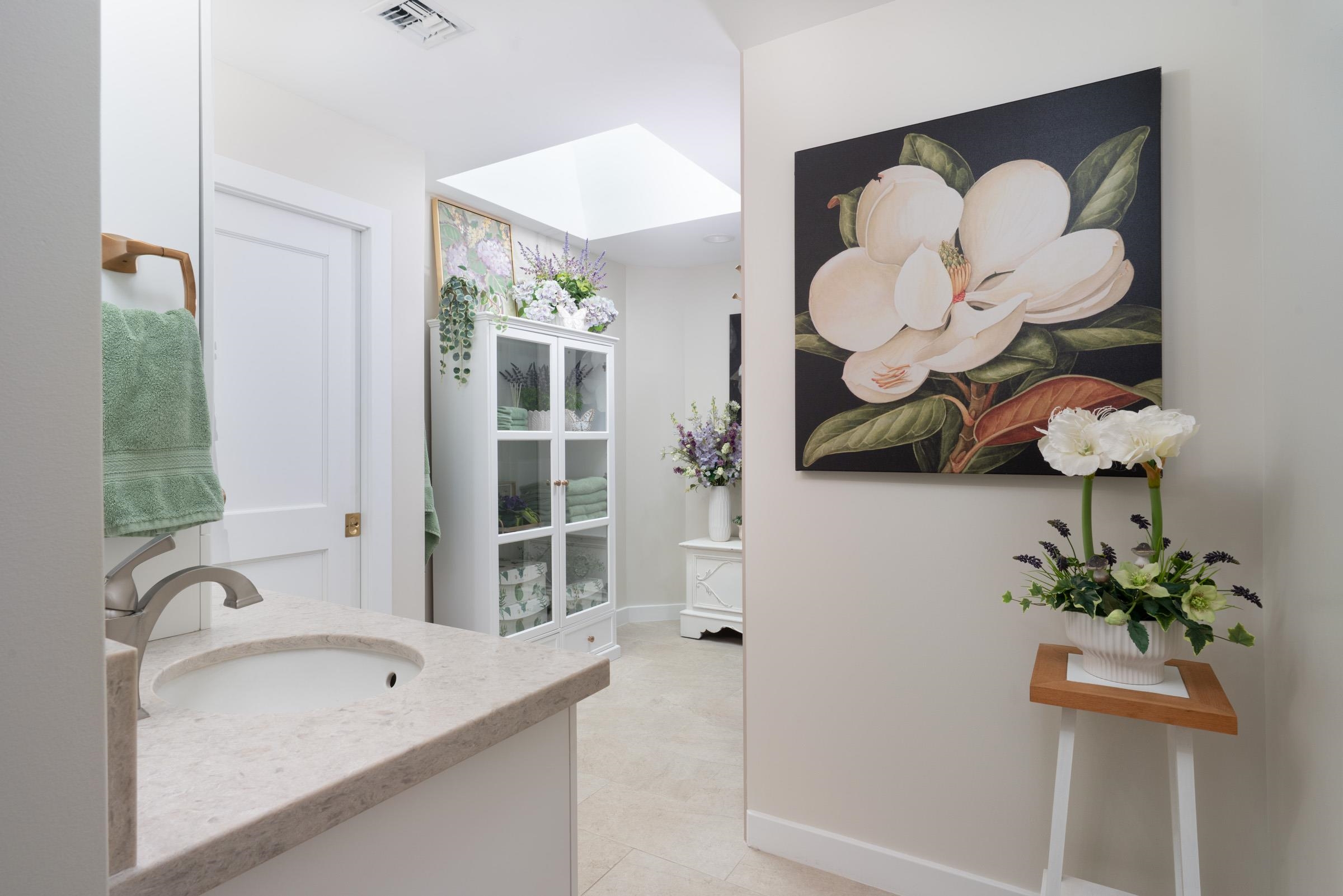 50 Puu Anoano Street, Unit 2804 Lahaina, HI 96761 - Photo 27 of 49 a bathroom with a tub sink and mirror