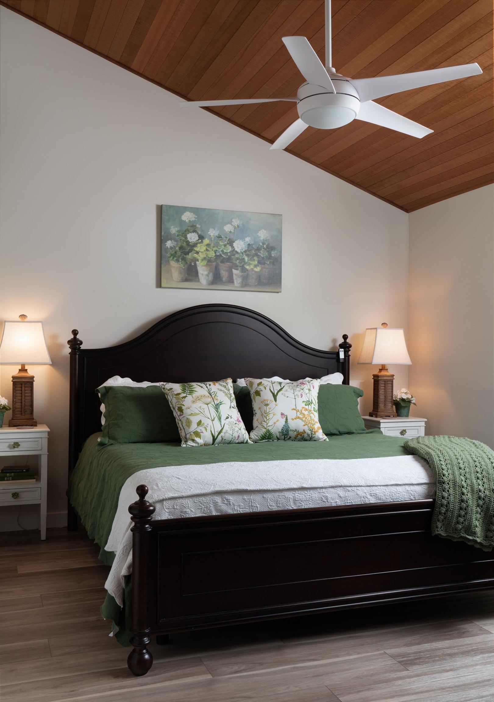 50 Puu Anoano Street, Unit 2804 Lahaina, HI 96761 - Photo 32 of 49 a bedroom with a bed and a lamp