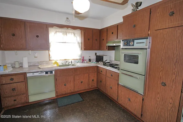 $899,000 | 785 Hylan Boulevard | Grasmere