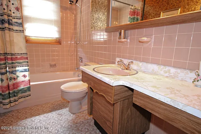 $899,000 | 785 Hylan Boulevard | Grasmere