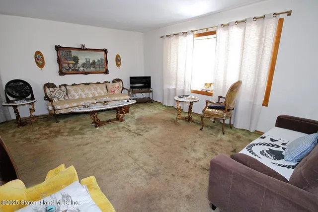 $899,000 | 785 Hylan Boulevard | Grasmere