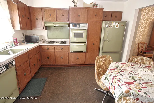 $899,000 | 785 Hylan Boulevard | Grasmere