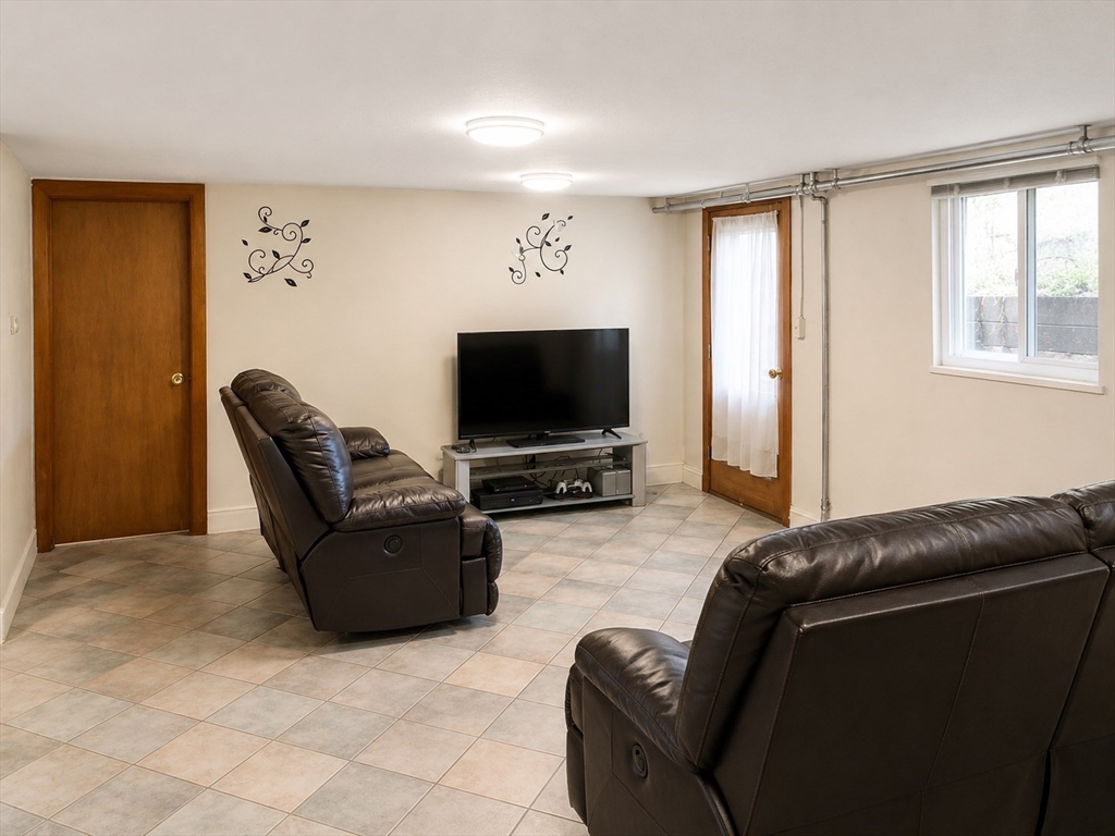 24 Bencliffe Circle, Unit G Newton, MA 02466 - Photo 4 of 5