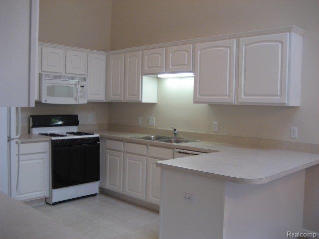 8083 Huntington Ridge Court, Unit 18 Washington, MI 48094 - Photo 11 of 25 2_Kitchen.jpg