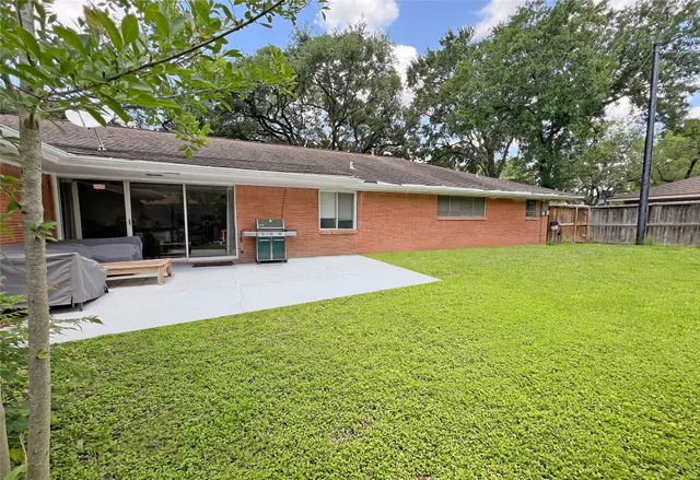 a view of a house with backyard porch and garden