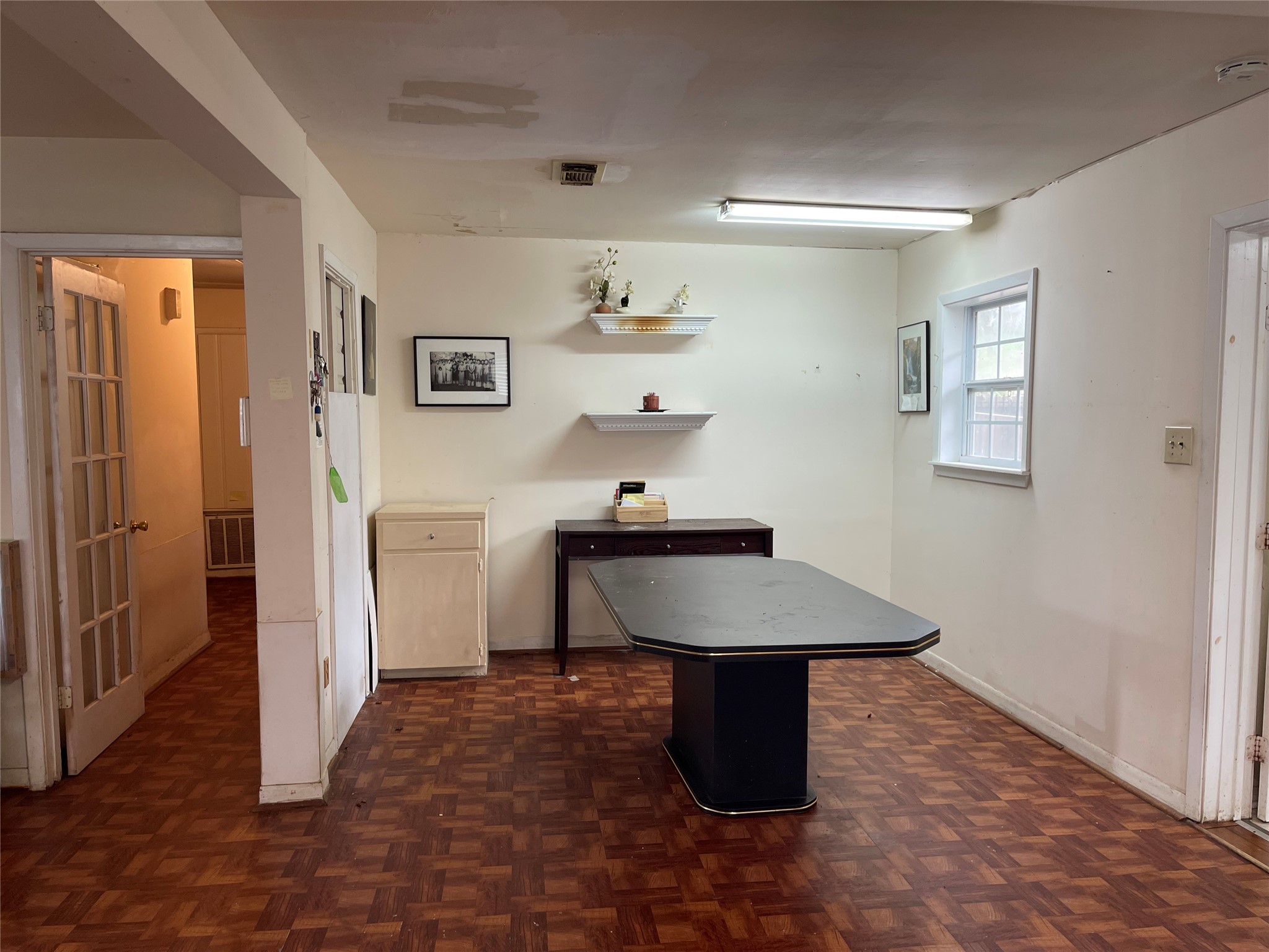 7403 Dearborn Street Houston, TX 77055 - Photo 9 of 14 a room with table and chair