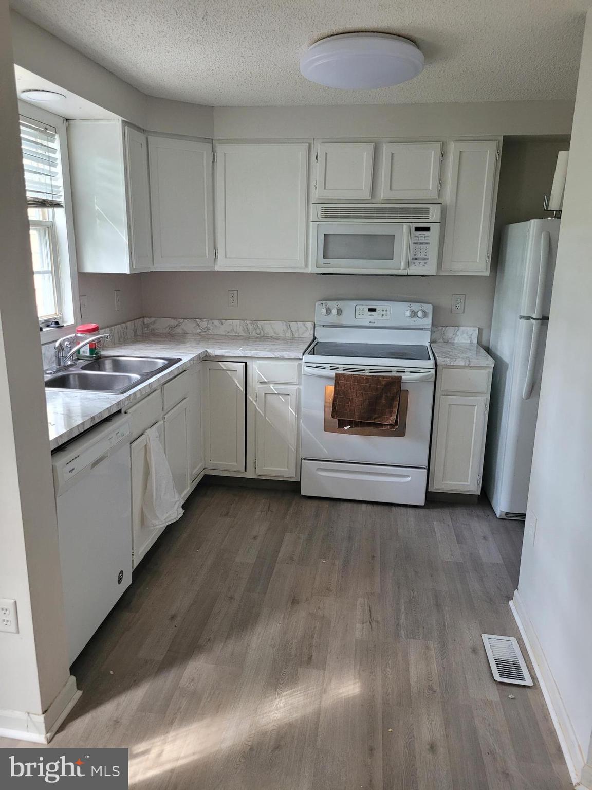 1737 Jacobs Meadow Drive Severn, MD 21144 - Photo 3 of 13 UPGRADED KITCHEN