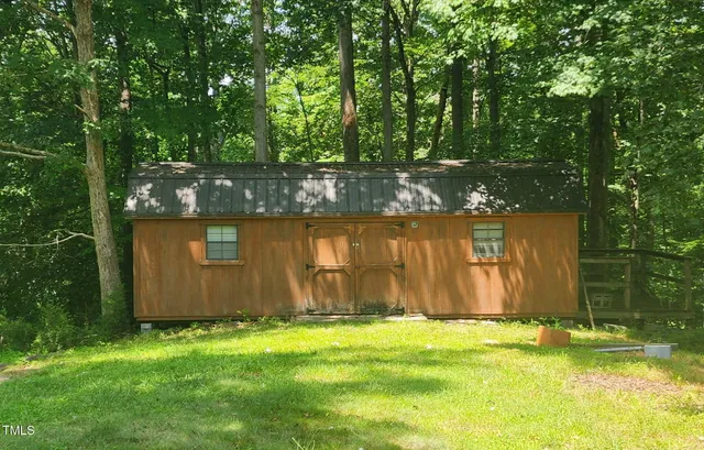 a view of a barn in the middle of a yard