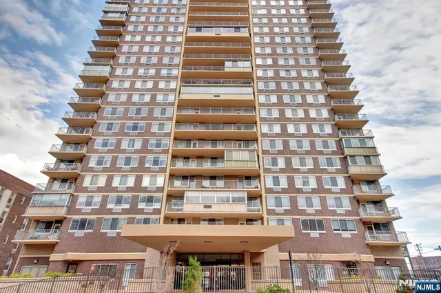 $365,000 | 2150 Center Avenue, Unit 4E, Fort Lee, NJ 07024