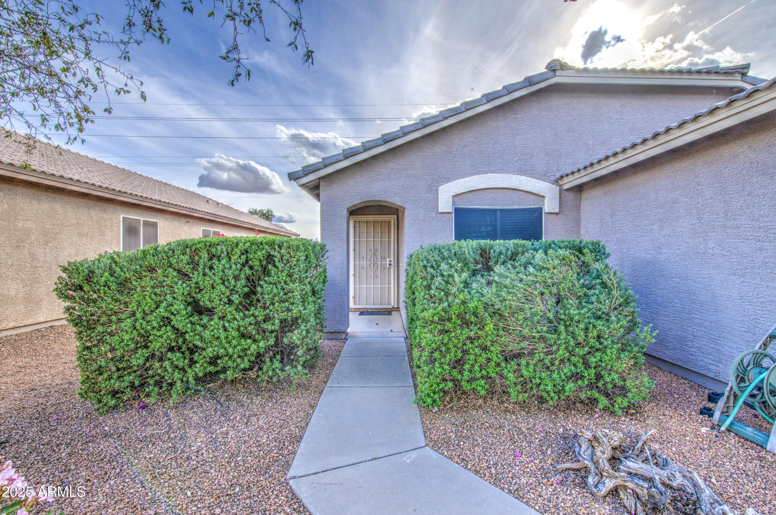 11465 East Cicero Street Mesa, AZ 85207 - Photo 4 of 36 a front view of a house with garden
