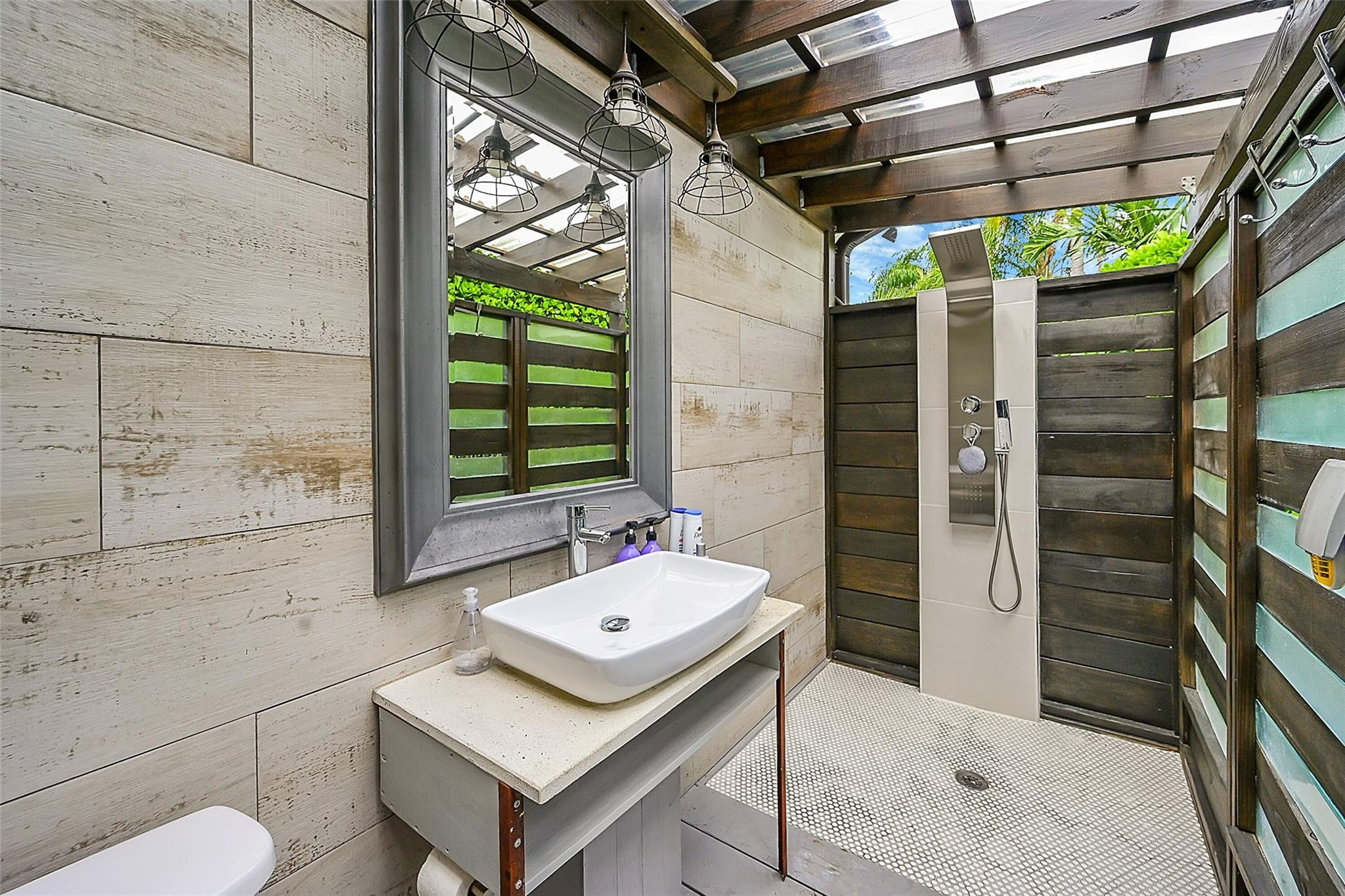 535 Northeast 113th Street Miami, FL 33161 - Photo 13 of 47 Full outdoor bathroom.