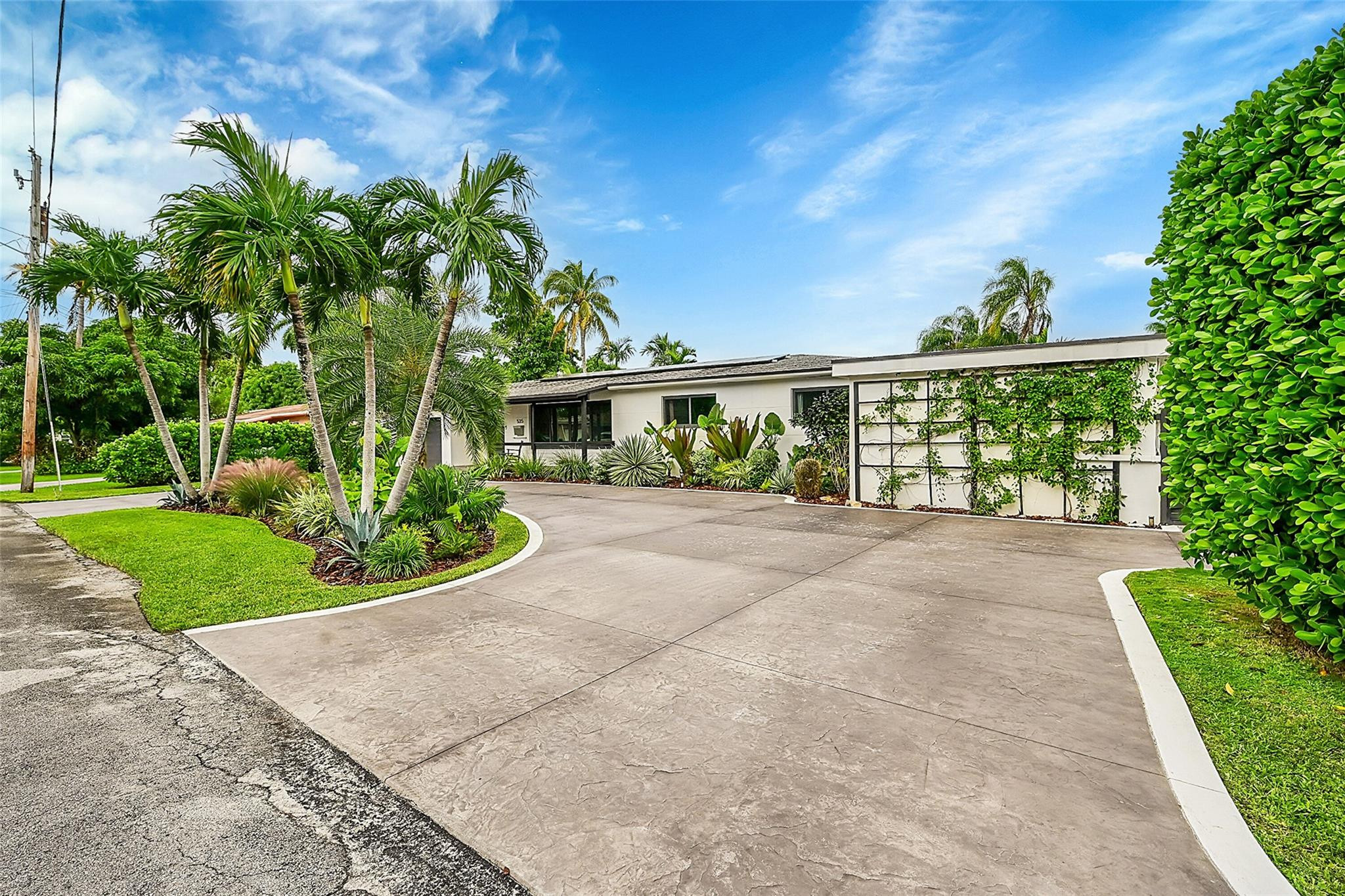 535 Northeast 113th Street Miami, FL 33161 - Photo 17 of 47 Plenty of parking and a circular drive.