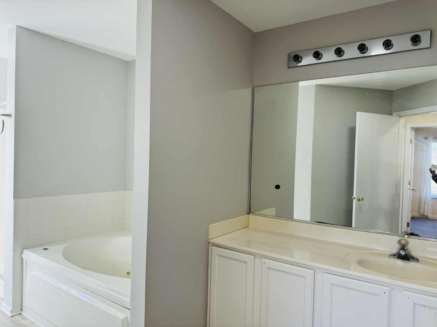 425 Claire Avenue Romeoville, IL 60446 - Photo 16 of 20 a bathroom with a bathtub and a sink