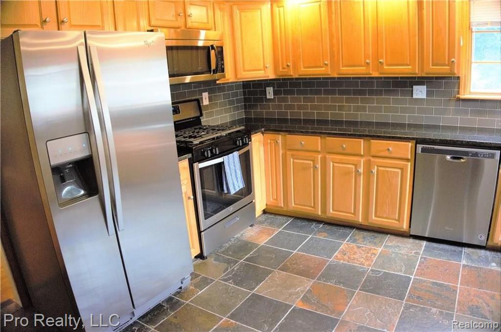 21045 Gill Road Farmington Hills, MI 48335 - Photo 4 of 19