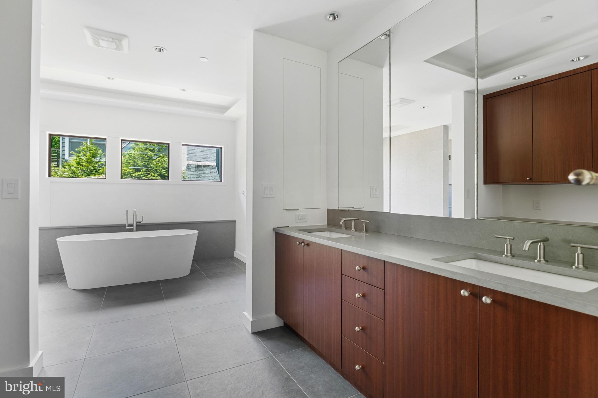 2920 Albemarle Street Northwest Washington, DC 20008 - Photo 35 of 49 Second Primary Bath