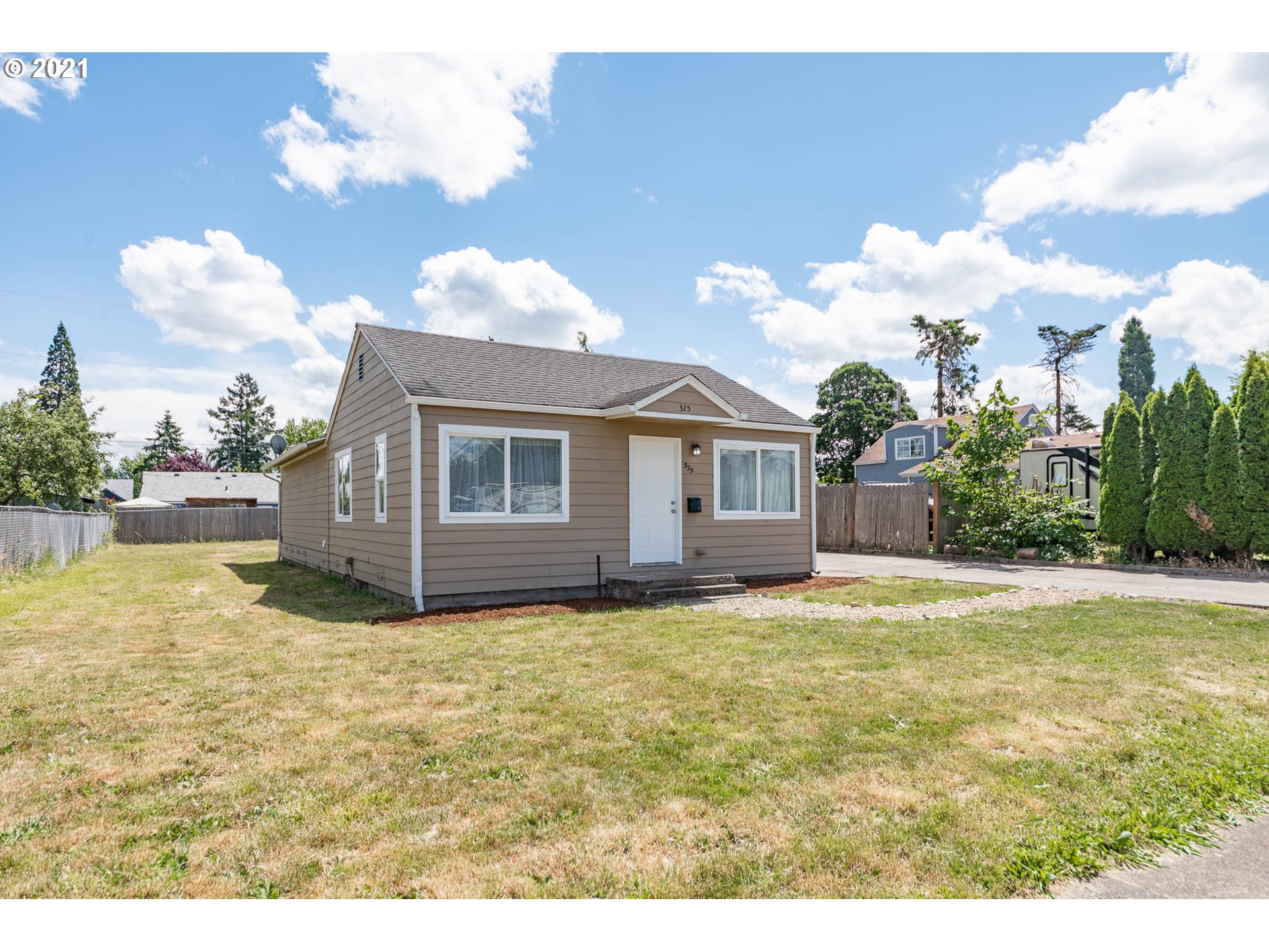325 North 24th Street Springfield, OR 97477 - Photo 3 of 24