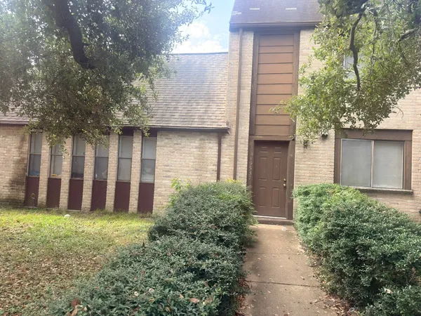 a view of a house with backyard and plants