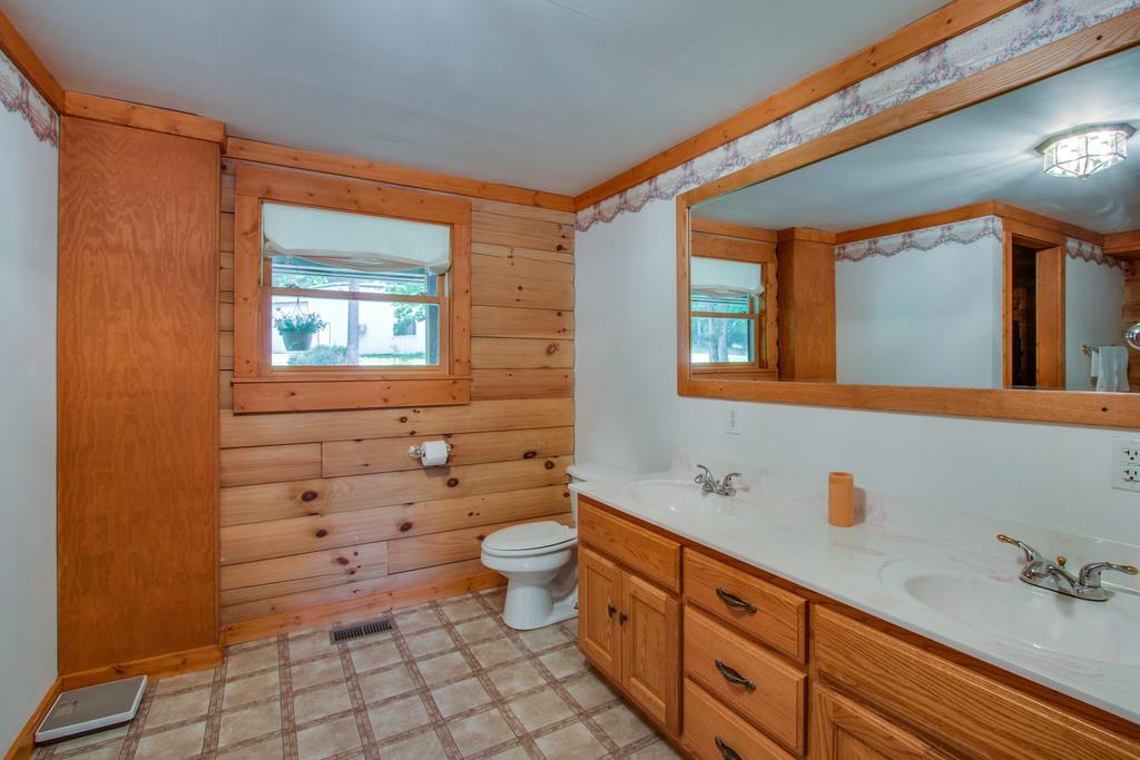 744 Keytown Road Portland, TN 37148 - Photo 15 of 30 a bathroom with a toilet sink and mirror