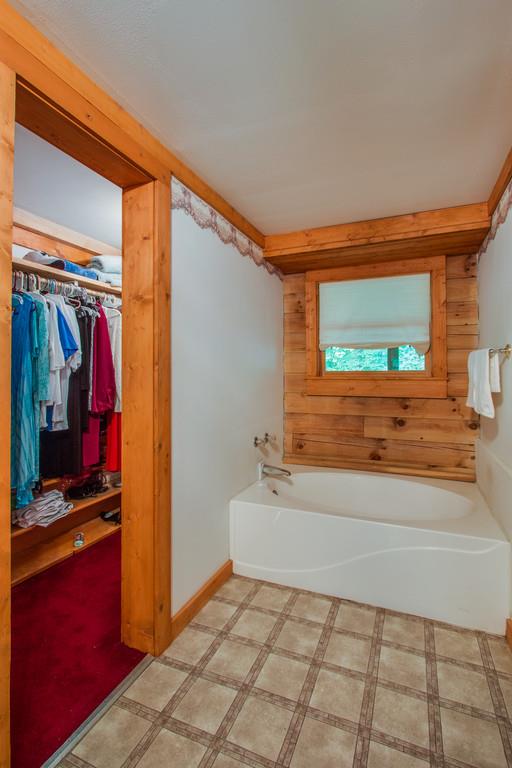 744 Keytown Road Portland, TN 37148 - Photo 16 of 30 a bathroom with a bathtub and a window