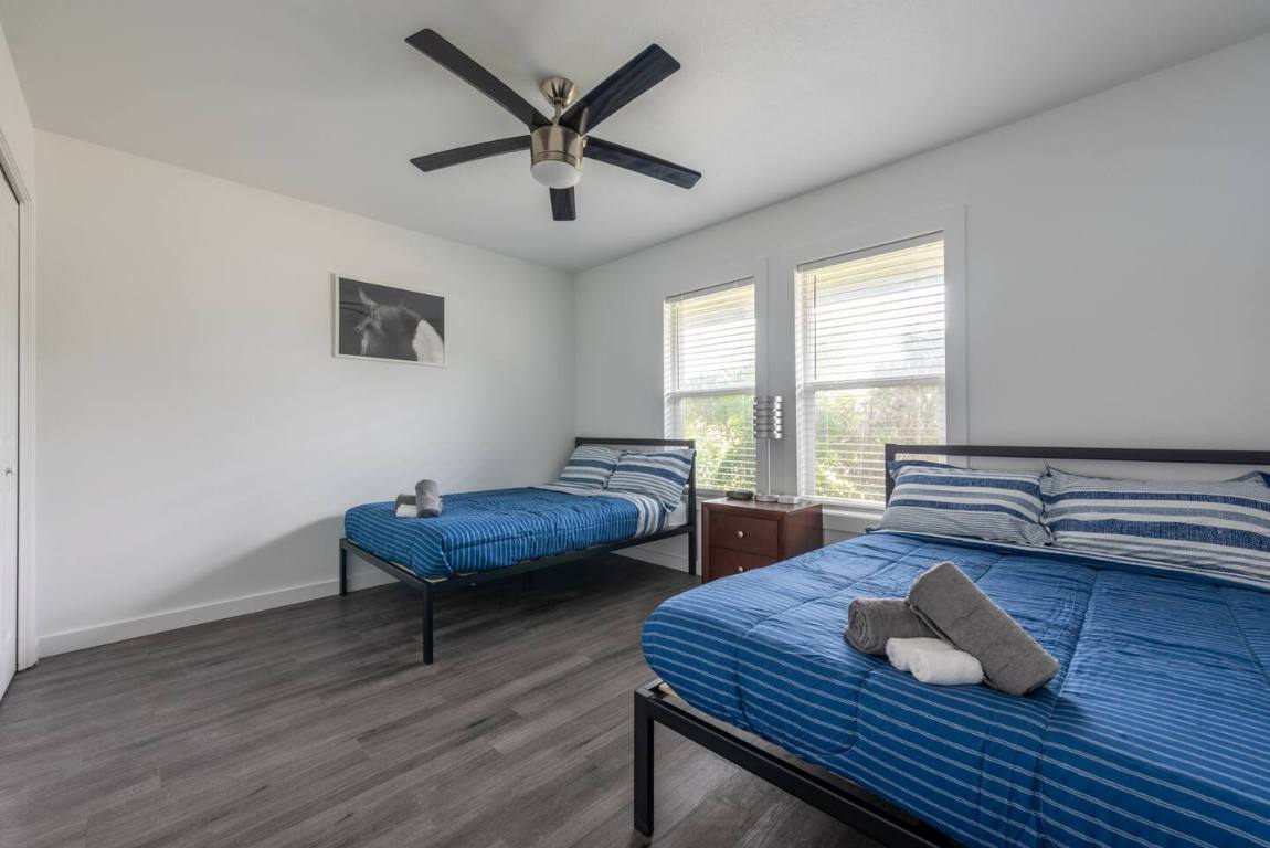 9715 Dallum Drive Austin, TX 78753 - Photo 18 of 21 a living room with furniture and a window