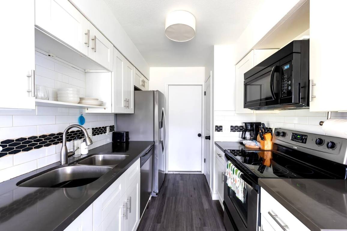 9715 Dallum Drive Austin, TX 78753 - Photo 10 of 21 a kitchen with stainless steel appliances a sink stove and refrigerator