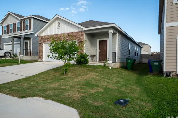 a view of a yard in front of house