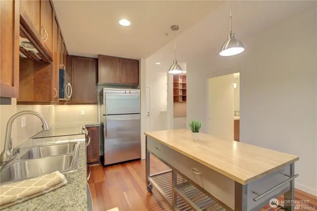 $2,150 | 16141 Cleveland Street, Unit 217, Redmond, WA 98052