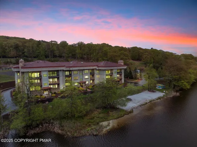 $599,000 | 320 Hummingbird Way Lake, Unit 302J1, Lake Harmony, PA 18624