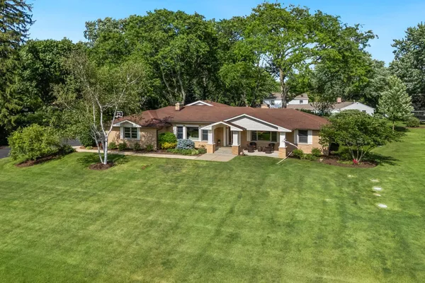 $879,900 | 1043 Blackburn Drive, Inverness, IL 60067