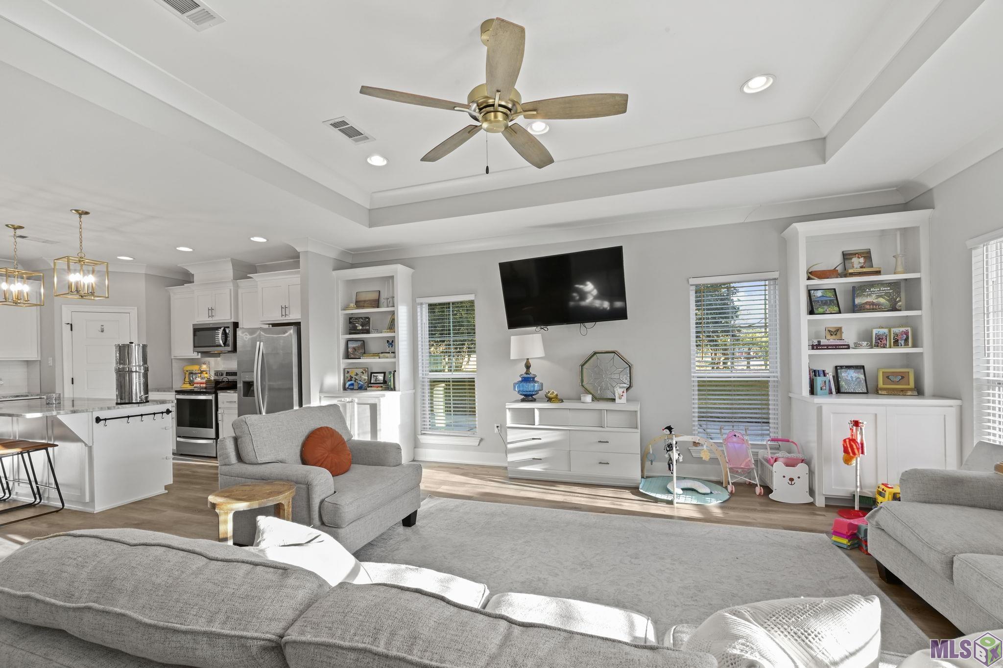 18478 Magnolia Estates Prairieville, LA 70769 - Photo 5 of 21 OPEN LIVING ROOM -LOTS OF NATURAL LIGHT