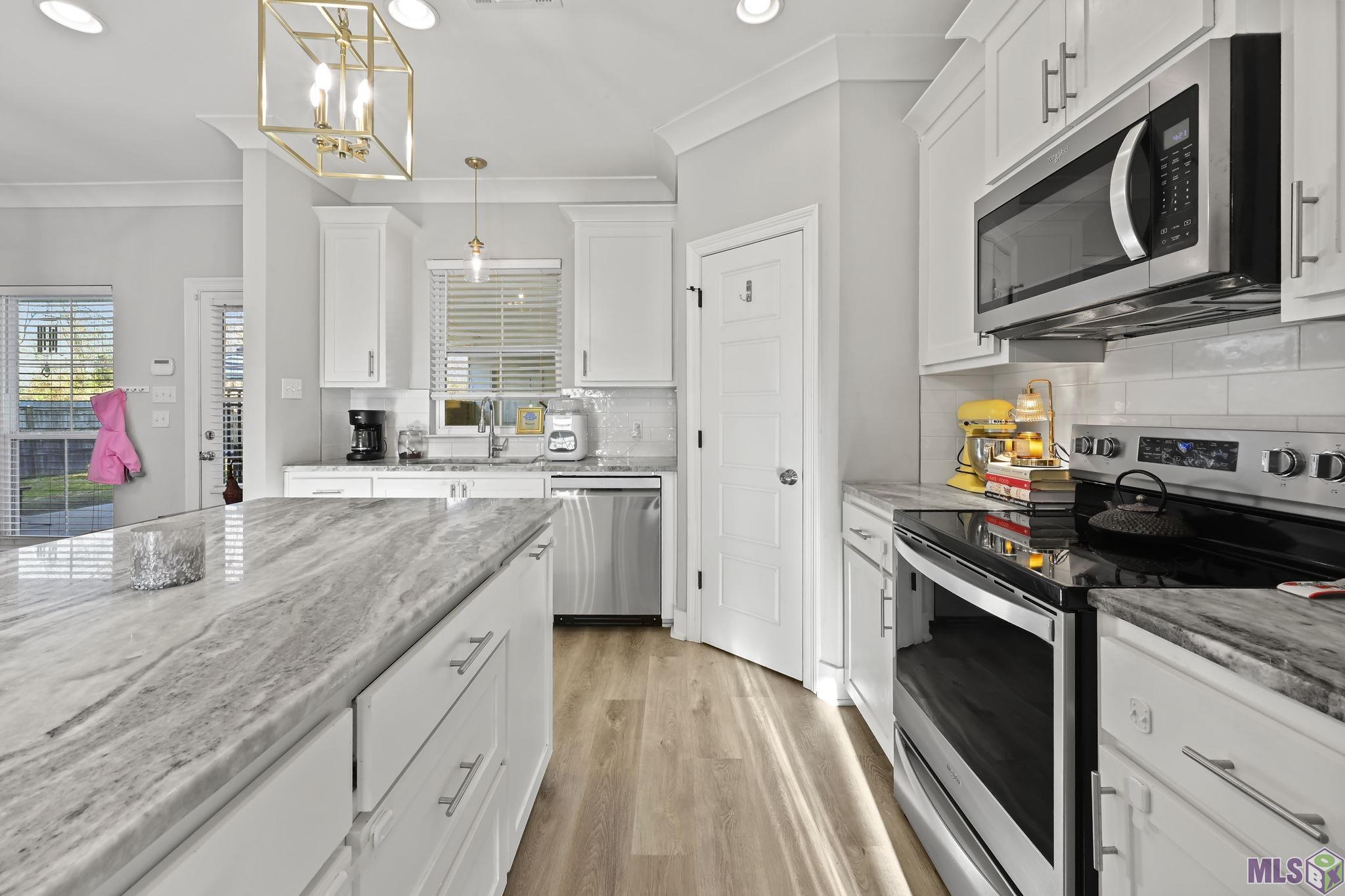 18478 Magnolia Estates Prairieville, LA 70769 - Photo 8 of 21 KITCHEN HAS CORNER PANTRY