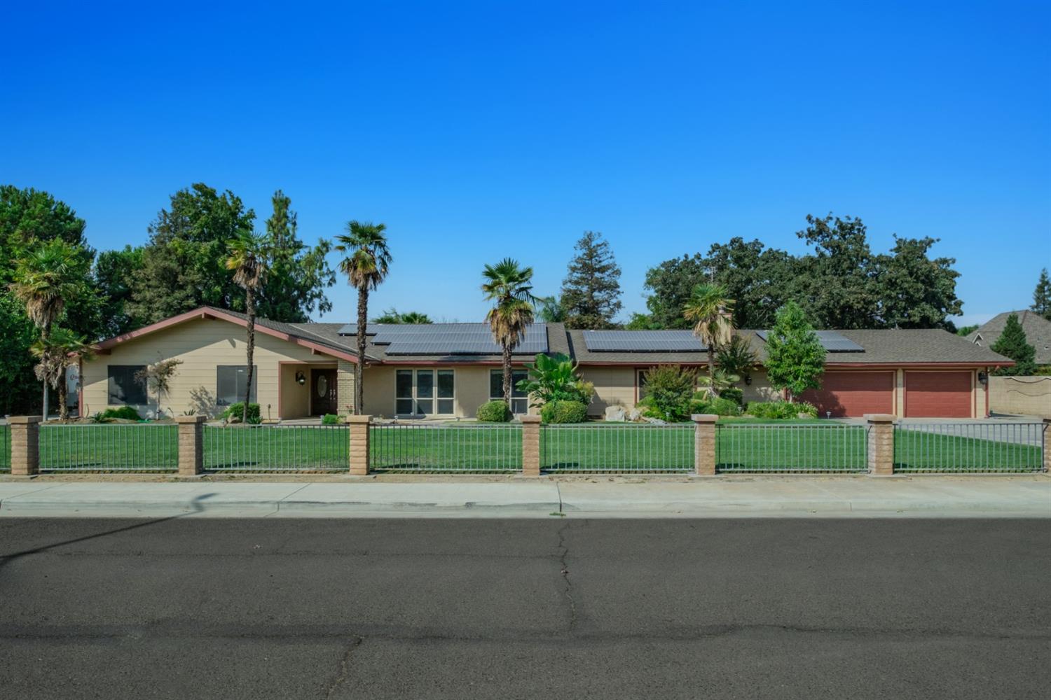 a view of front of a house with a yard