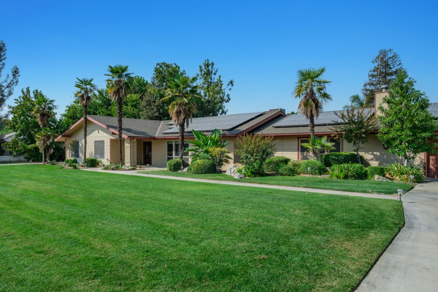 3140 North Temperance Avenue Clovis, CA 93611 - Photo 3 of 36 a front view of a house with garden