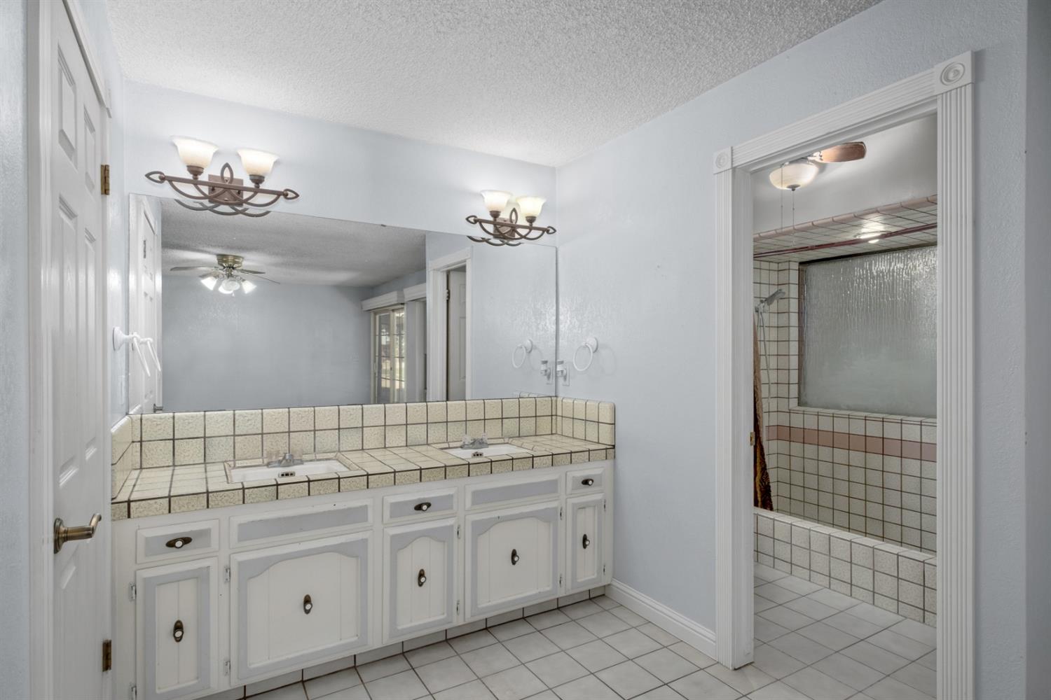 3140 North Temperance Avenue Clovis, CA 93611 - Photo 30 of 36 a bathroom with a double vanity sink and a mirror