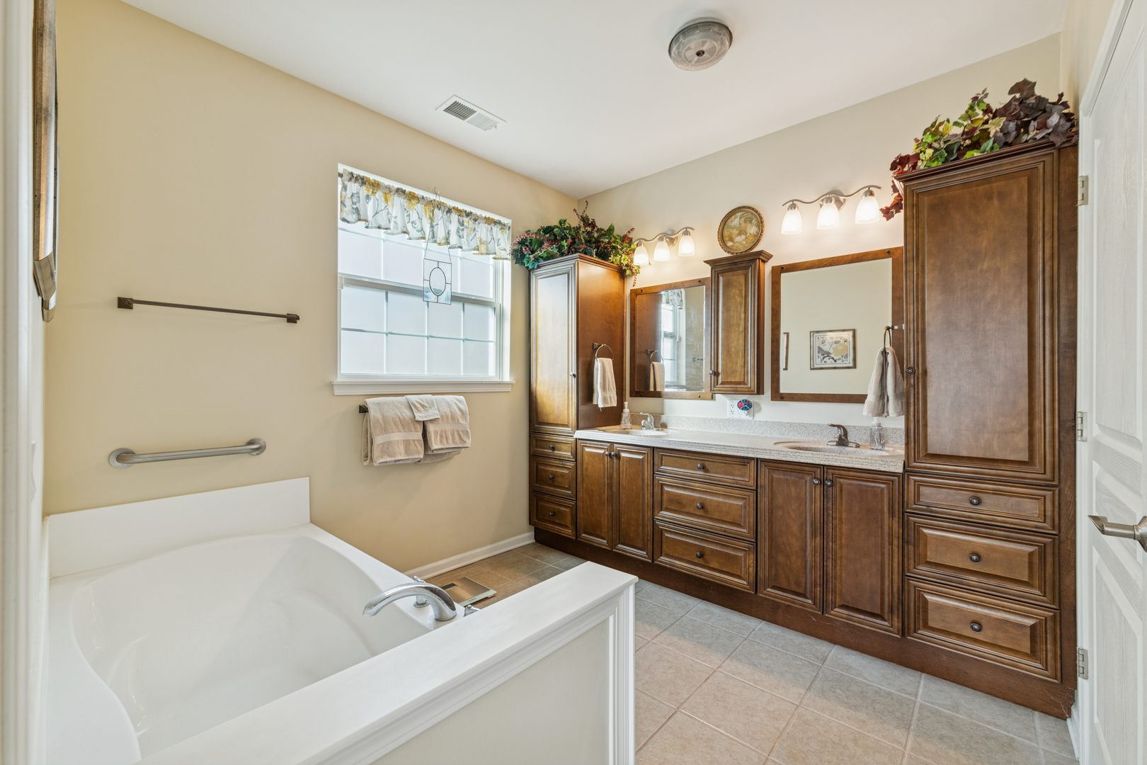 2545 Edgewater Drive Elgin, IL 60124 - Photo 14 of 21 a bathroom with a tub sink and mirror