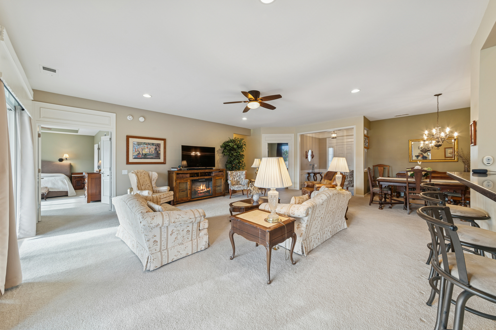 2545 Edgewater Drive Elgin, IL 60124 - Photo 4 of 21 a living room with furniture and a gym equipment