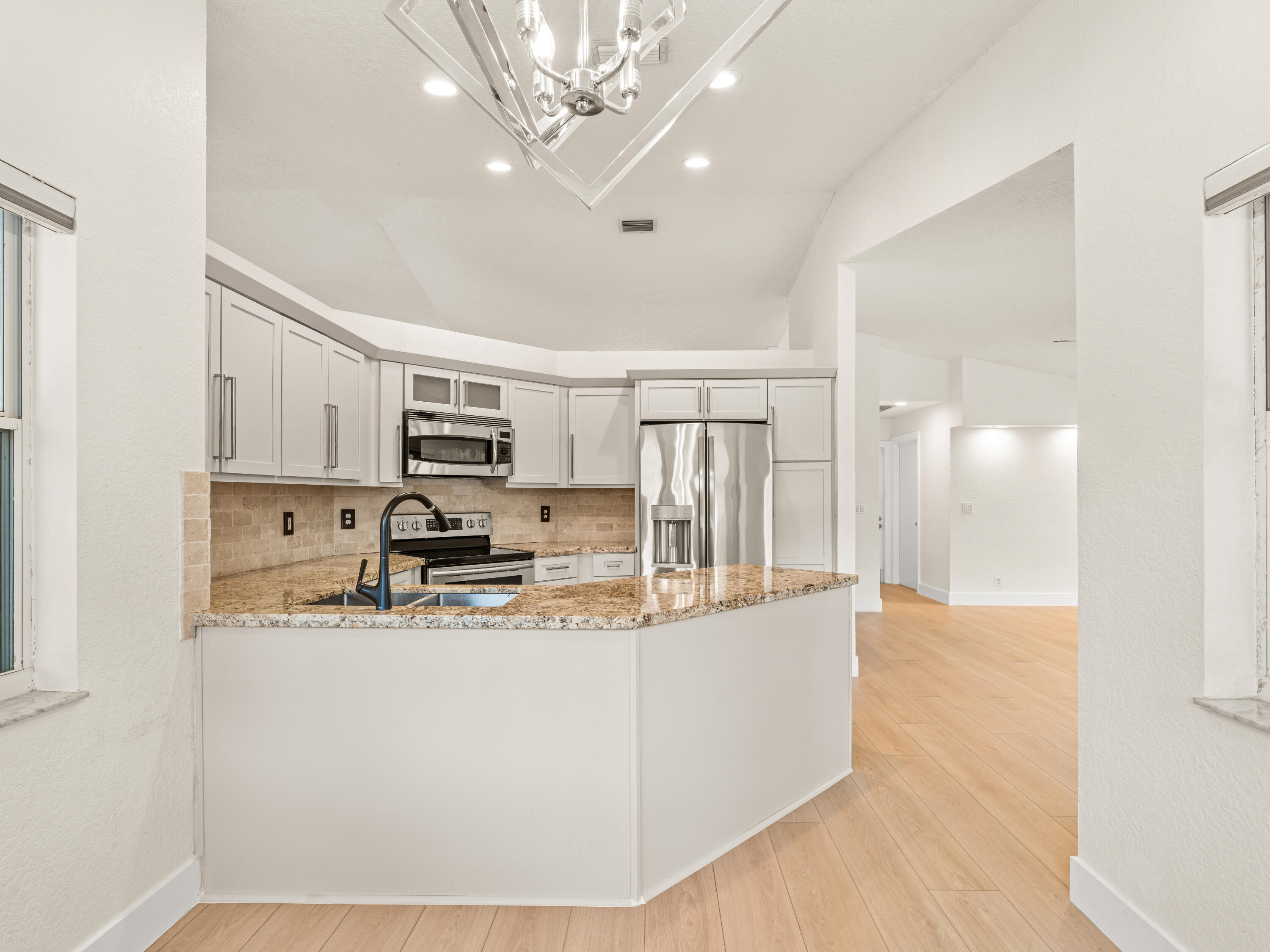 833 Heron Road Weston, FL 33326 - Photo 14 of 34 a very nice looking dining room with kitchen island