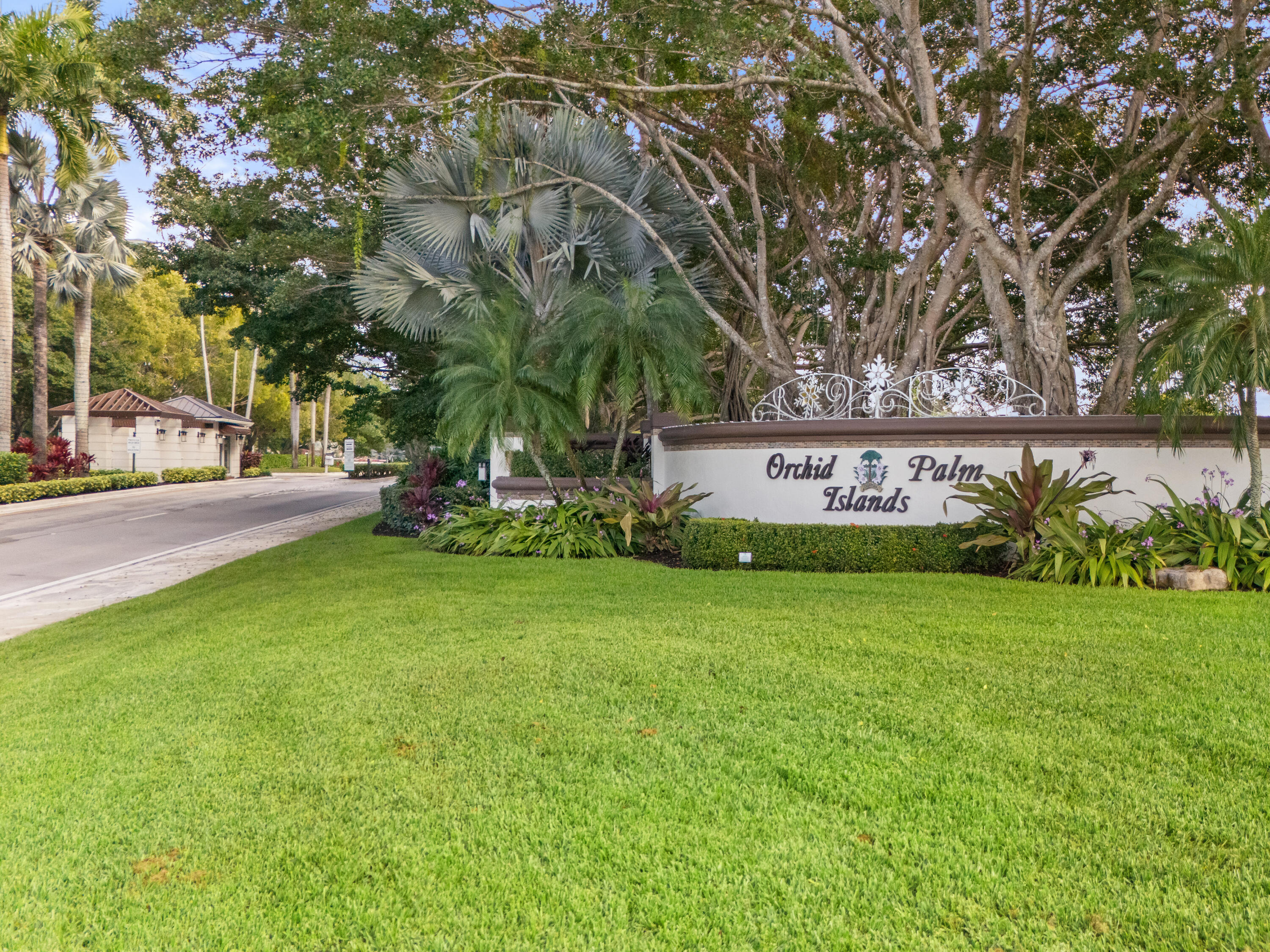 833 Heron Road Weston, FL 33326 - Photo 33 of 34 a sign on the side of the road