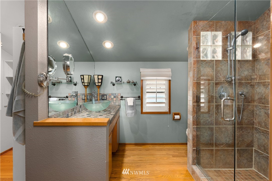 4910 23rd Avenue West Everett, WA 98203 - Photo 20 of 40 a kitchen with refrigerator and window