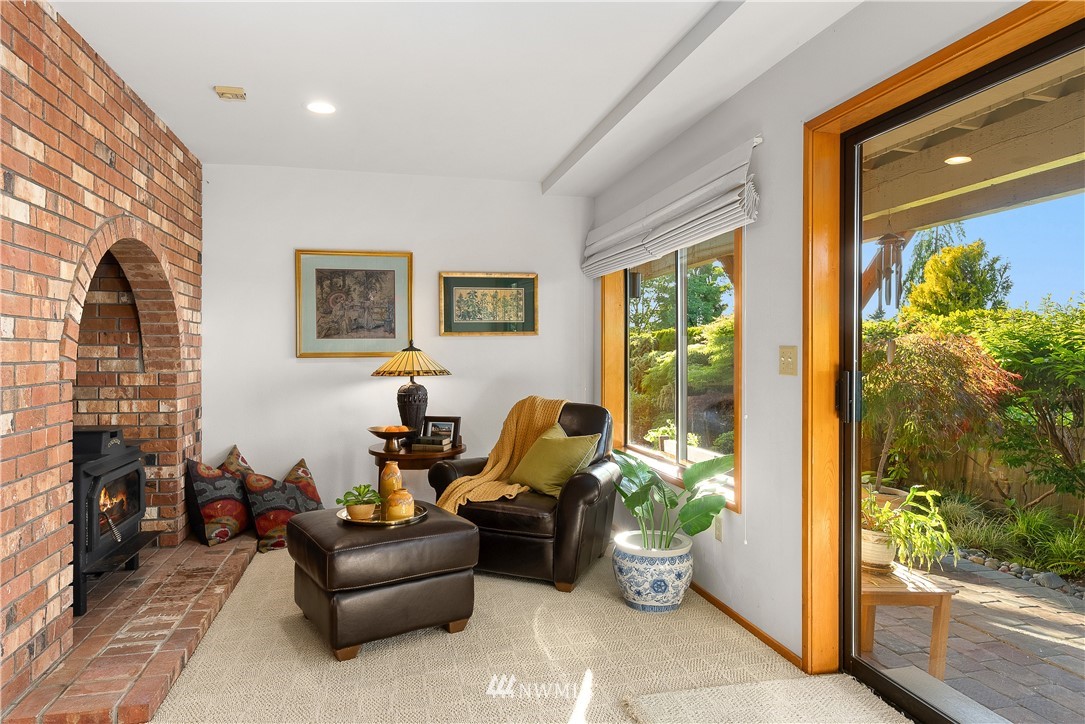 4910 23rd Avenue West Everett, WA 98203 - Photo 23 of 40 a living room with furniture and a window