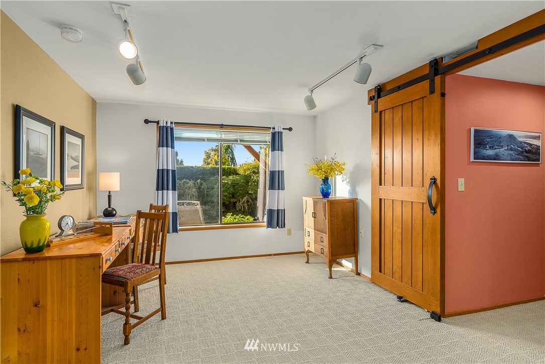 4910 23rd Avenue West Everett, WA 98203 - Photo 27 of 40 a living room with furniture and a window