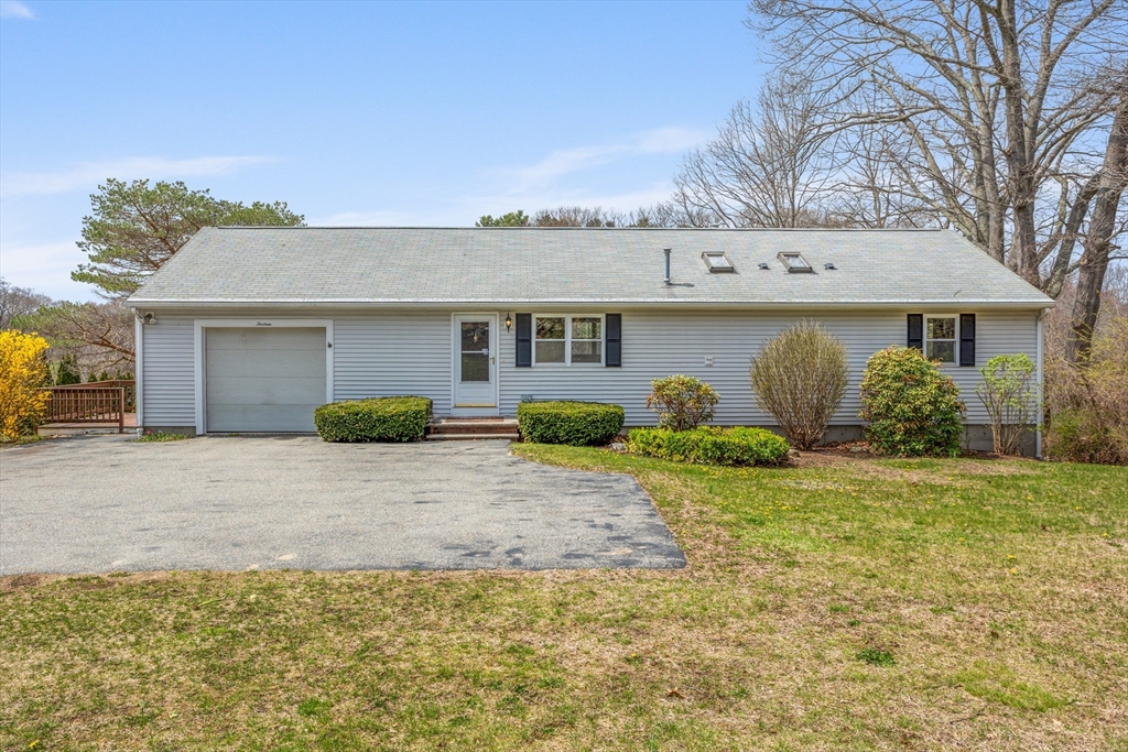 a view of a house with backyard and garden