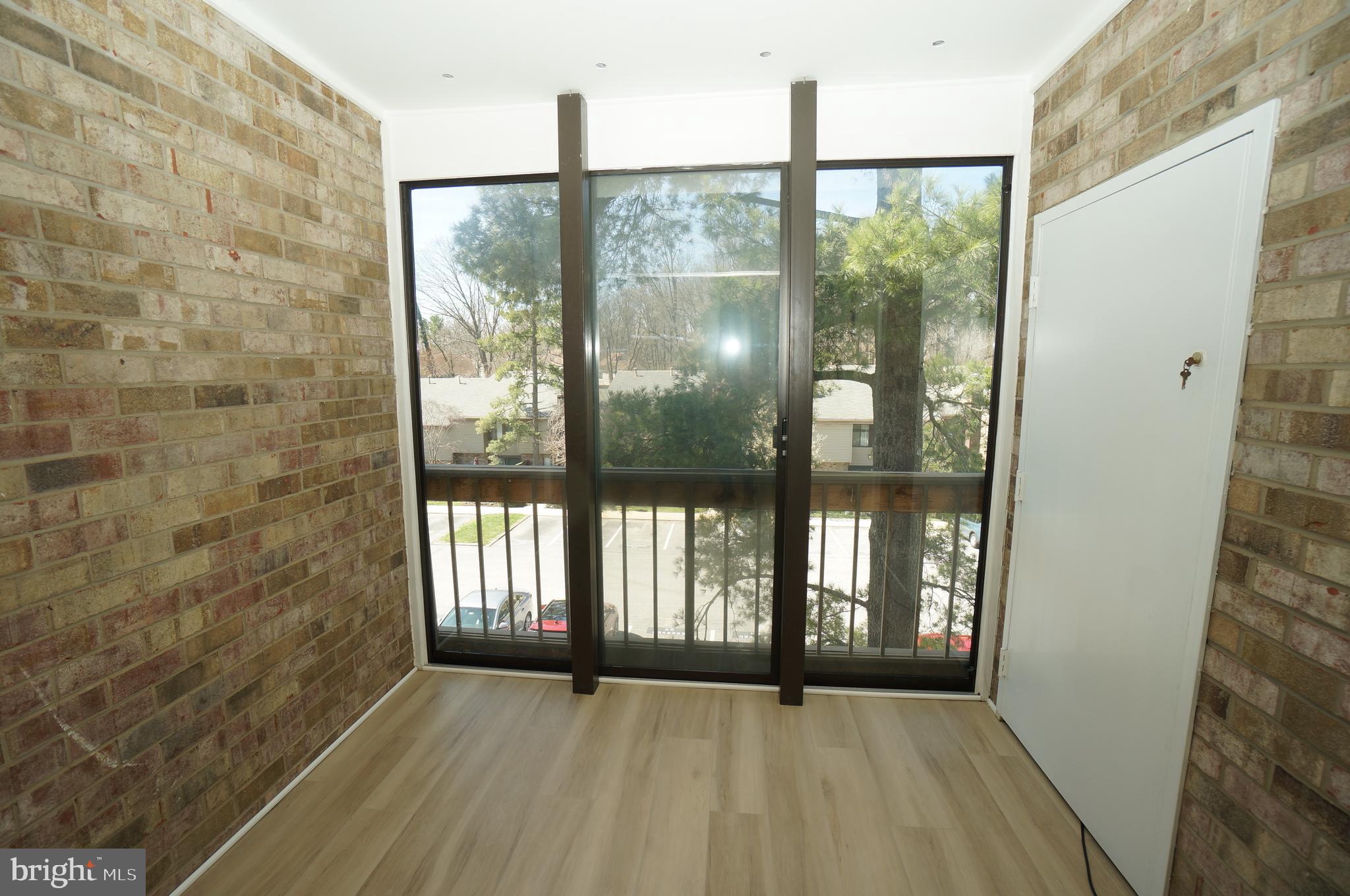 10551 Twin Rivers Road, Unit E1 Columbia, MD 21044 - Photo 5 of 22 Sunroom Brick Walls