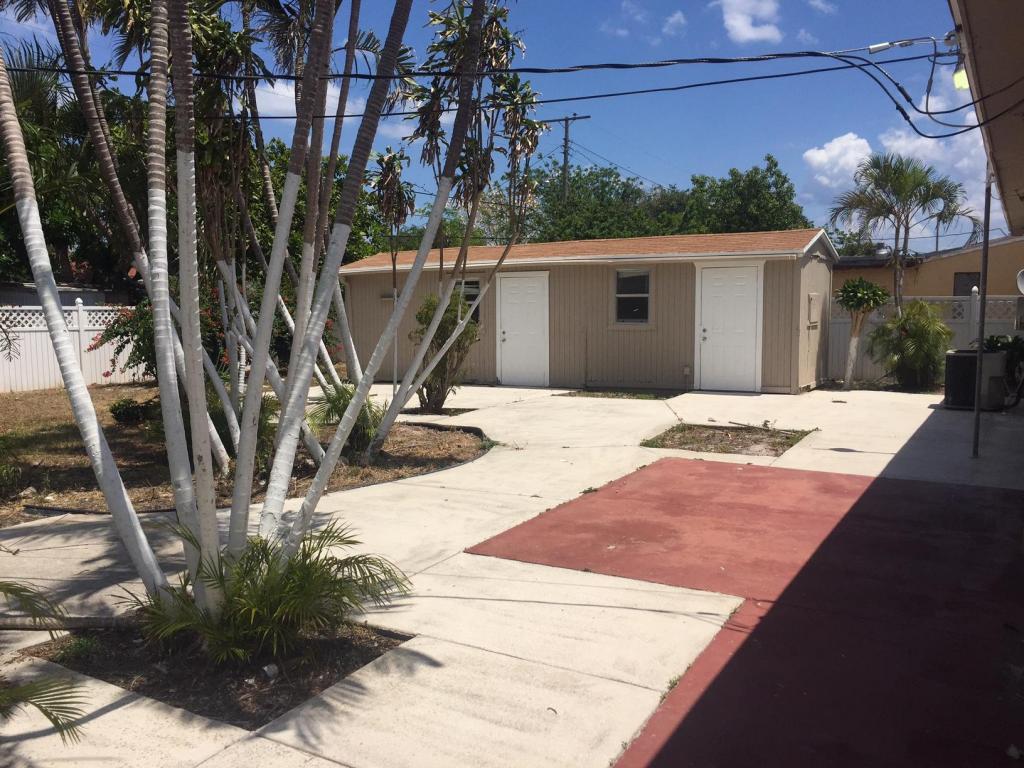 340 West 28th Street Riviera Beach, FL 33404 - Photo 3 of 12 20160425152543860787000000-o