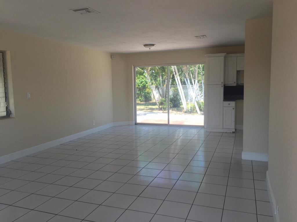 340 West 28th Street Riviera Beach, FL 33404 - Photo 8 of 12 20160425152548892069000000-o