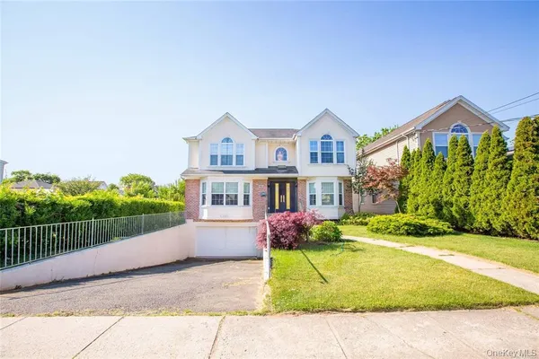 $1,499,000 | 66 Maple Street, Unit A, Roslyn Heights, NY 11577