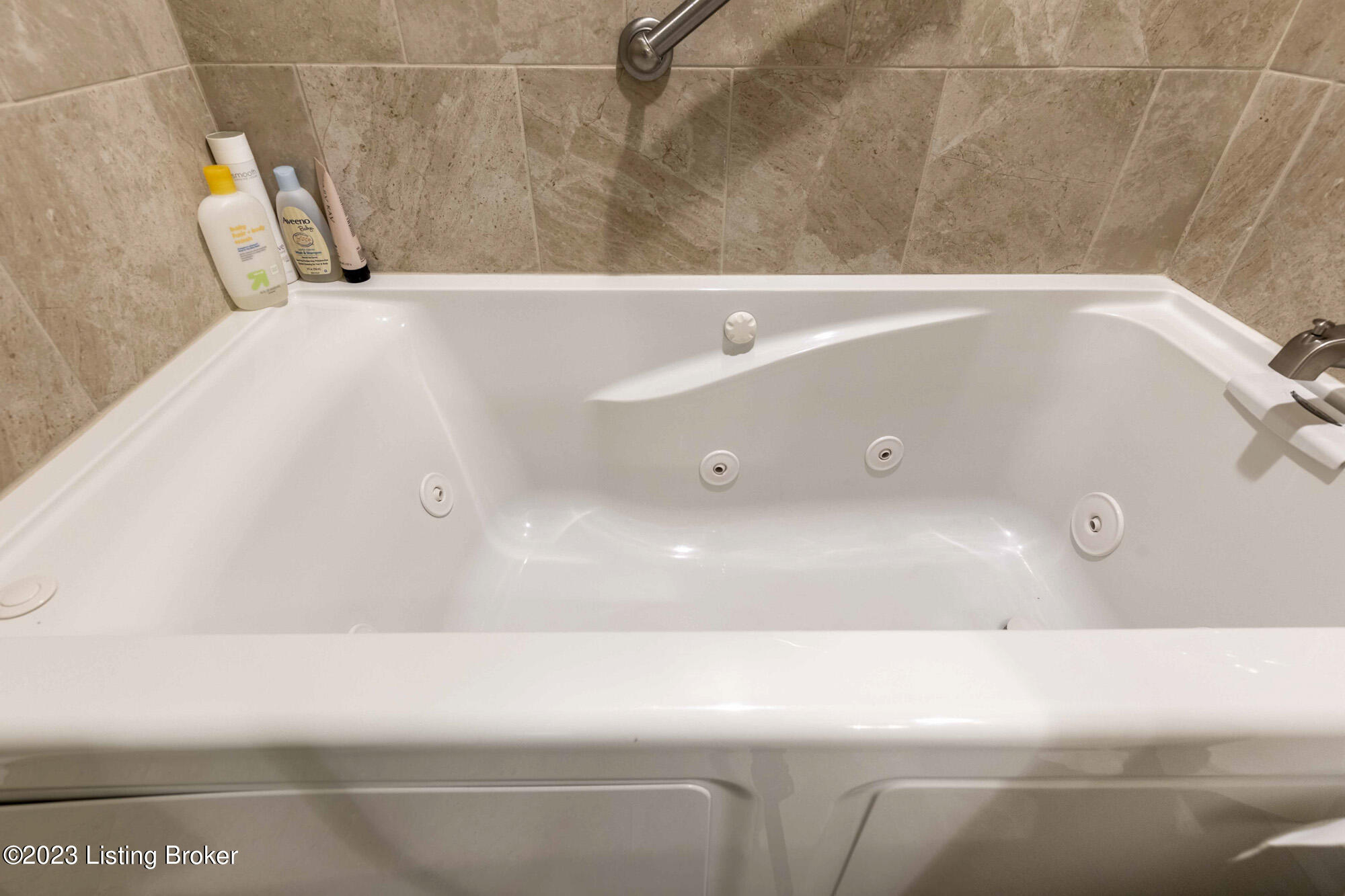 6601 Windhurst Road Louisville, KY 40207 - Photo 36 of 48 A5575592-E91C-4321-BE61-94228679D402