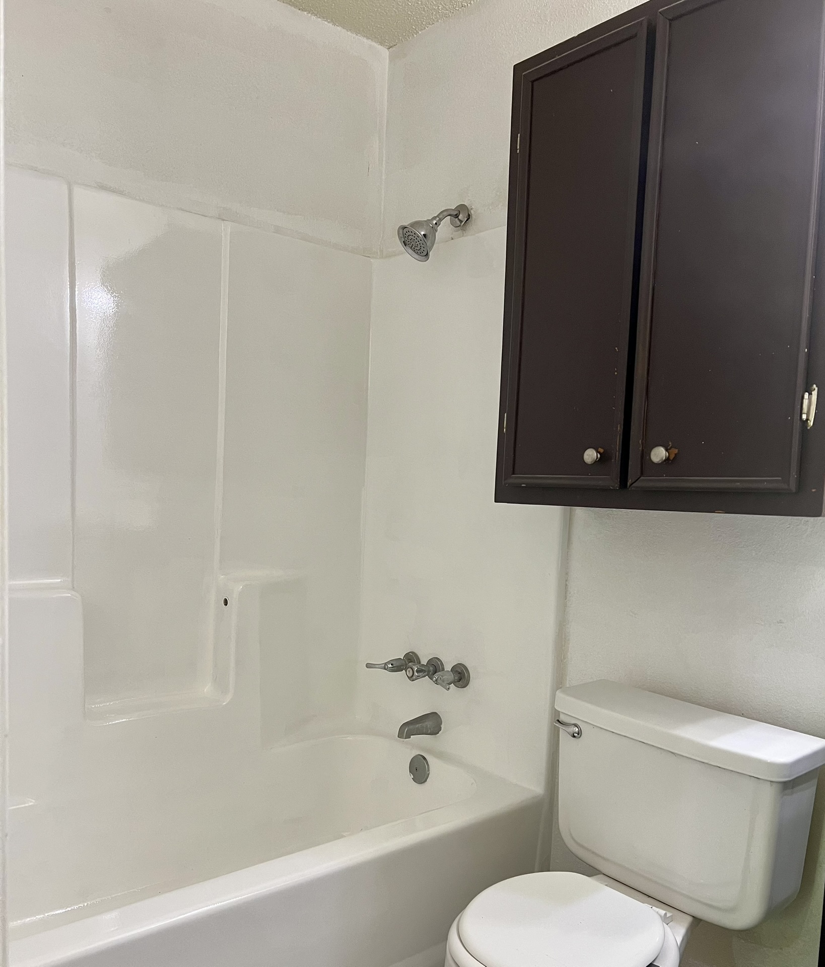 302 Harris Street Smithville, TX 78957 - Photo 7 of 7 a bathroom with a toilet and a bathtub