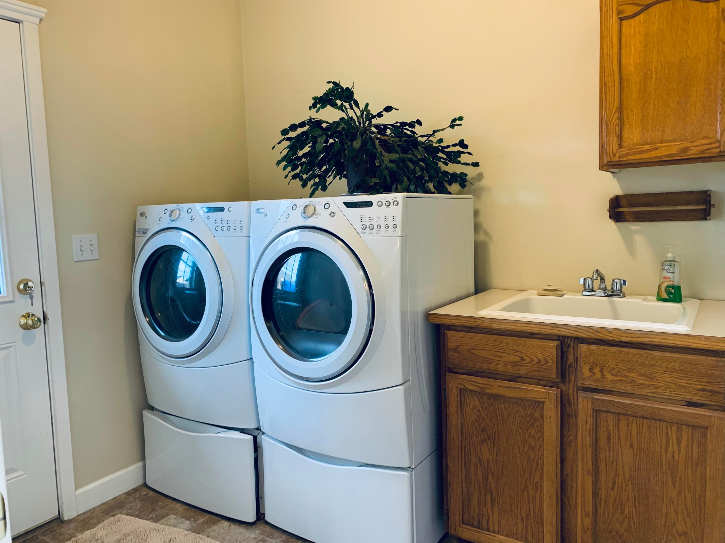 300 East Ridgeview Drive Culver, OR 97734 - Photo 17 of 38 Laundry room